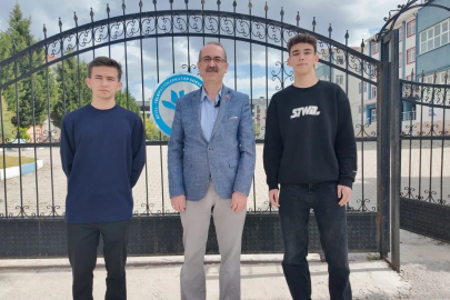 Kütahyalı öğrencilerden örnek davranış: Buldukları parayı polise teslim ettiler
