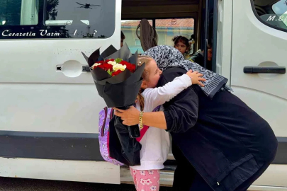 Kendisine emanet edilen minikleri ’Anne’ şefkatiyle taşıyor
