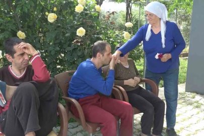 Ömrünü adadığı 3 engelli evladına gözü gibi bakıyor
