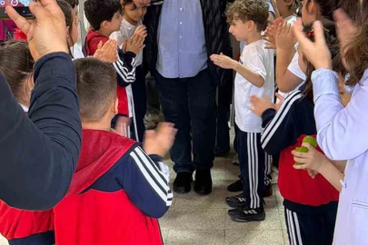 Emekliye ayrılan 43 yıllık öğretmen gözyaşlarıyla veda etti
