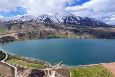 Süphan Dağı ve Aygır Gölü’nün bahar manzarası hayranlık uyandırıyor

