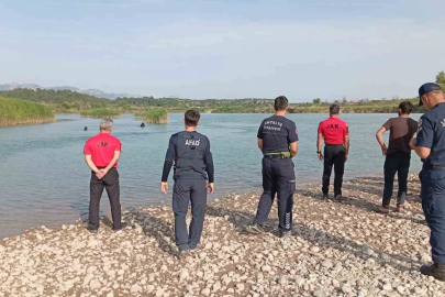 Serinlemek için Aksu Çayı’na giren 3 gençten biri akıntıya kapılarak kayboldu
