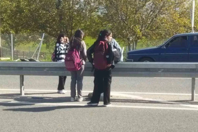 Terzibaba Mahallesi’nde öğrencilerin ulaşım tepkisi: "Çocuklar ölüm yolunda yürümek zorunda kalıyor"
