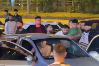 Araçtaki 2 kişiyi böyle darbettiler
