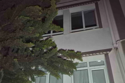 Ankara’da söndürülemeyen ağaç bir daireyi kullanılamaz hale getirdi
