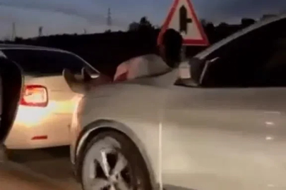 Araç çekmenin böylesi: Halat bulamayınca iki aracın arasına insan koydular
