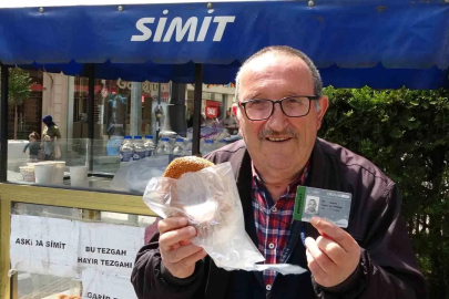 Tezgahı küçük, gönlü büyük engelli simitçi
