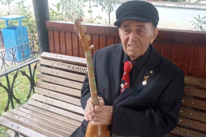 Sanatın çınarı elinde curasıyla gençlere türküleri sevdiriyor
