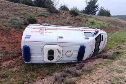 Başkentte direksiyon hakimiyetini kaybeden ambulans yan yattı
