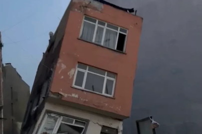 Erdek’te inşaat kazısı sırasında temeli zarar gören 2 katlı bina yıkıldı

