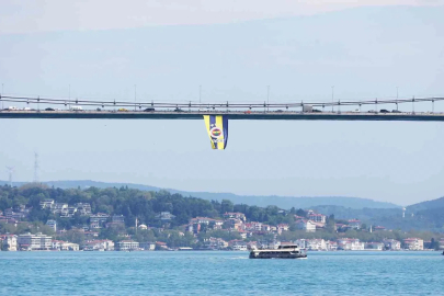 Euroleague şampiyonu olan Fenerbahçe’nin bayrakları köprülere asıldı
