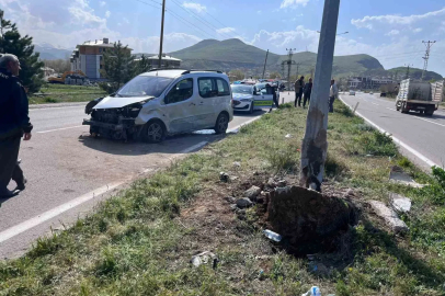 Van’da kamyonet aydınlatma direğine çarptı: 4 yaralı
