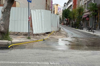 İnşaat alanında patlayan hortum sokağı göle çevirdi
