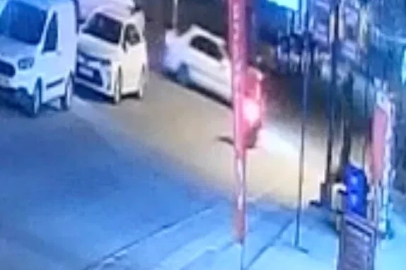Motosiklet ile otomobilin çarpışması kameraya yansıdı
