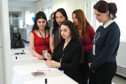 Geleceğin diş hekimleri ve eczacıları sektörün nabzını tuttu