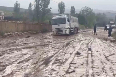 Sel suları iki ilçeyi birbirine bağlayan yolda ulaşımı aksattı
