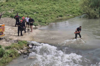 Adana’da Karaçay Nehri’nde mahsur kalan kamyondaki 2 kişi kurtarıldı
