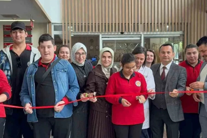 Özel öğrencilerin el emeği eserleri hastanede sergilendi
