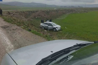 Diyadin’de direksiyon hakimiyetini kaybeden sürücü şarampole uçtu

