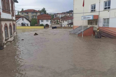 Havza’yı sel vurdu: İş yerlerini su bastı, araçlar sürüklendi
