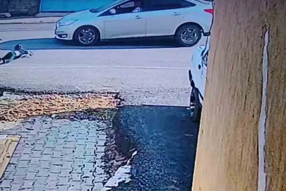 Yola fırlayan çocuk otomobilin çarpmasıyla metrelerce savruldu: O anlar kamerada
