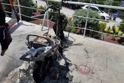 Alev alev yanan motosiklete motosikletli kuryeden müdahale
