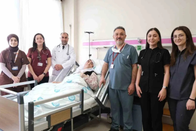 Sivas’ta hastanın göğüs duvarındaki 8 kiloluk tümör başarıyla çıkarıldı
