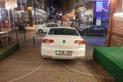 Komisyon kararına rağmen trafiğine kapalı sokakta park halindeki araç bitmiyor
