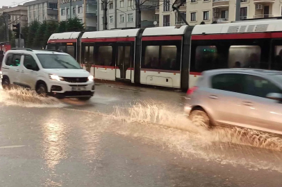 Samsun’da sağanak: Caddeler dere gibi aktı
