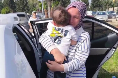 Otomobilde mahsur kalan evladına kavuşan anne gözyaşlarına boğuldu
