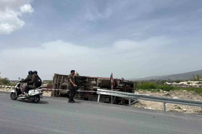 Kontrolden çıkan kamyon yol kenarına devrildi: 2 yaralı
