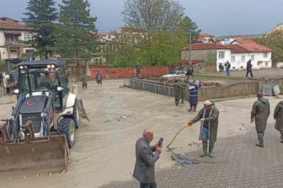 Havza’da kuvvetli sağanak etkili oldu, dere taştı
