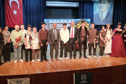 Meslek liseliler ‘Hamlet’le sahneye çıktı
