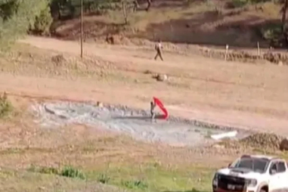 14 yaşındaki Yusuf, yere düşen bayrağı almak için piste koştu
