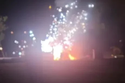 Tehlikeye aldırış etmeden yanan aracı kayda aldı
