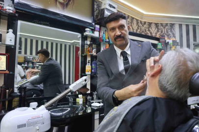 Mesleğine olan ciddiyetini kaybetmeyen berber, yaz kış demeden müşterilerini takım elbiseyle tıraş ediyor
