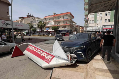 Önce otomobile ardından dev tabelaya çarptı, o anlar kameraya yansıdı
