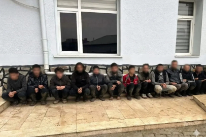 Yayladağı’nda dron destekli operasyonda 11 göçmen yakalandı

