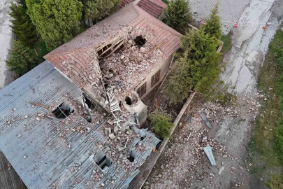 Yıldırımın düştüğü minare yıkıldı, camide temizlik yapan imam yaralandı
