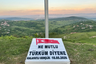 Zonguldak’ta gençler köylerinin zirvesine Türk bayrağı dikti

