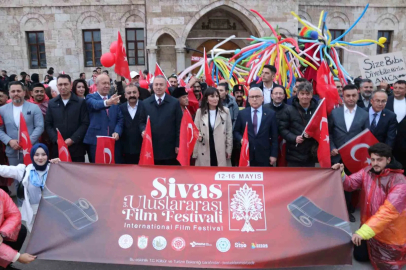 "Sivas Uluslararası Film Festivali" kortej yürüyüşüyle başladı
