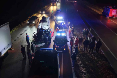 Tarım işçilerini taşıyan minibüs tıra çarptı: 12 yaralı
