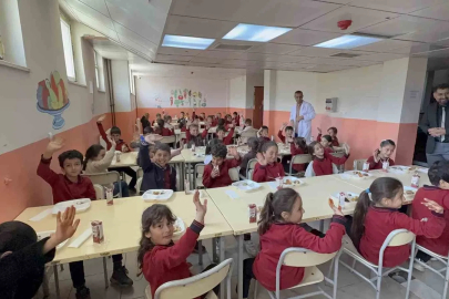 Tatvan Mesleki Eğitim Merkezi, köy okulu öğrencilerinin yüzünü güldürdü

