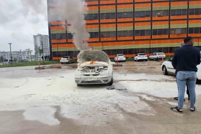 Hastane otoparkındaki otomobil alev aldı
