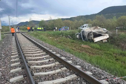 Hemzemin geçitte korkutan kaza: Yolcu treni kamyonete çarptı, 4 yaralı

