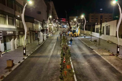 Karabük’te caddeler gece mesaisiyle yenileniyor
