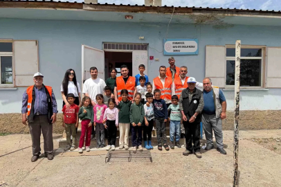 Eğil Belediyesi personelleri öğrencilerle fidan dikti

