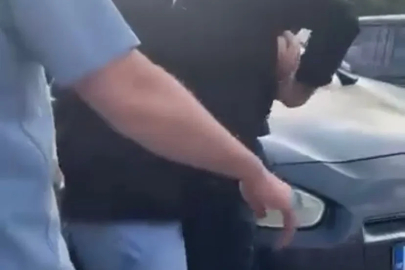 Önünü kestikleri servis sürücüsüne tehditler yağdırıp, darbetmeye çalıştılar
