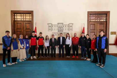 Gençlik Haftası’nda başarılı sporcular Vali Sözer’le buluştu
