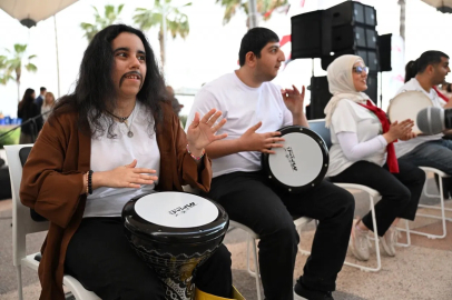 Mersin’de engeller sanat ve müzikle aşıldı
